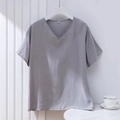 Detalle de una parte superior de pijama gris con cuello en V y textura suave en percha - L / Gris