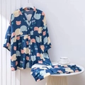 Detailansicht des Baumwoll-Pyjama-Sets mit Bärenmuster und V-Ausschnitt-Oberteil - Einheitsgröße / Blau Cartoon Bär
