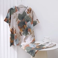 Dettaglio del set pigiama con stampa tropicale, top con scollo a V e pantaloni - Stampa a Foglia Grande (06 Foglia Grande)
