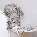 Dettaglio del set con top scollo a V e pantaloncini con stampa floreale in cotone - Motivo a Foglia (12 Foglie)