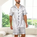 Set pigiama da uomo in raso grigio argento con maglia a maniche corte e pantaloncini - S / Grigio Argento