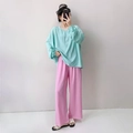 Dettaglio del set da casa stile zen con top blu e pantaloni rosa a gamba larga - Blu Tiffany