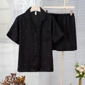 Damen Schlafanzug-Set aus Eisseide in Schwarz mit filigranen weißen Sternmustern - M / Schwarzer Stern (Kurzarmhemd Shorts Und Hose)