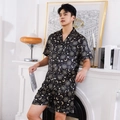 Pigiama da uomo in raso nero con stampe celesti dorate, completo corto estivo morbido - S / Nero Celeste