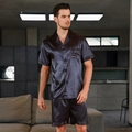 Pyjama court pour homme en soie bleu foncé avec motifs géométriques dorés élégants - Bleu Pois/Géométrique Imprimé