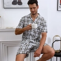 Dettaglio del pigiama corto a quadri da uomo con colletto abbottonato e morbido cotone - 746 Plaid Marrone