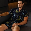 Dettaglio del pigiama uomo blu navy a maniche corte con stampe tropicali di palme e mare - 754 Albero di Cocco Blu