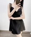 Détails de la chemise de nuit en satin noir avec col bénitier et bretelles en tulle - M / Nuisette Noire