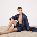 Set accappatoio e pantaloncini da uomo in raso blu navy con jacquard e profili bianchi - S / Scacchiera Blu