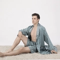 Set pigiama in raso di seta blu grigio da uomo con vestaglia lunga e pantaloncini a quadri - S / Quadretti Verdi