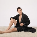 Set pigiama in raso nero da uomo con motivo a scacchi e rifiniture bianche eleganti - S / Scacchiera Nera