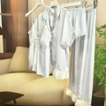 4-teiliges hellblaues Eisseiden-Pyjama-Set mit Spitze und elegantem Satin-Finish - M / Blau Geprägtes Kurzarm Set (Oberteil Und Cami Und Hose Und Shorts)