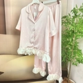 Pigiama in raso rosa con stampa a farfalla e volant bianchi per donna, set da notte - Taglia M / Completo Due Pezzi Pantaloni Manica Corta (Sopra e Sotto) / Rosa a Rilievo
