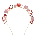 Détail d'un serre-tête doré avec des cœurs rose pailleté et des cœurs en strass rouges - Serre-tête coeur