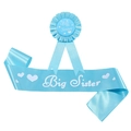 Dettaglio fascia in raso azzurro e distintivo a pieghe Big Sister per baby shower - Fascia E Distintivo Blu Lago