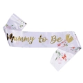 Weiße Satinschärpe Mummy to Be mit Goldfolientext und rosa Blumenmotiven zur Babyparty - Mummy To Be Gold