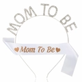 Détail du serre-tête Mom To Be en strass et écharpe en satin rose pour baby shower - Serre-tête Blanc Et Écharpe Blanc Texte Or Rose