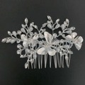 Detalle del peine para el cabello de mariposa plateada con cristales y perlas de gota - Plateado