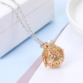 Detailansicht des goldenen hohlen Blumenanhängers mit weißem Strass an Silberkette - Hohles Kugelmedaillon (Inklusive 5 Baumwollkugeln 1 Lavastein) / Gold