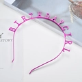 Dettaglio della scritta Birthday Girl fucsia su un cerchietto metallico per feste - Rosso rosa
