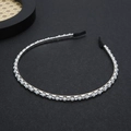 Diadema fina de metal plateado con perlas blancas y diamantes de imitación sobre fondo oscuro - Plateado