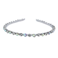Detalle de diadema fina de metal plateado con pedrería de cristal iridiscente efecto arcoíris - Estilo de Diamantes de Colores (FG123)