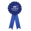Detail van de blauwe Birthday King award rozet met kroonmotief en satijnen linten - Blauwe Achtergrond Witte Tekst
