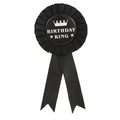 Detail van zwarte zijden verjaardagsspeld met witte kroon en geplooide lintafwerking - Zwart met witte letters
