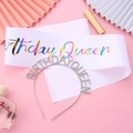Set Birthday Queen con banda de satén blanco y diadema de cristales en fondo rosa - Diadema Plata Con Banda Arcoíris (FG111 Plata + JD013 Color 2)