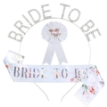 3-teiliges Bride to Be Set mit Strass-Haarreif, floraler Satinschärpe und Plissee-Badge - Silber Stil
