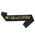 Zwarte satijnen afstudeerlint met gouden I GRADUATED tekst en afbeeldingen van afstudeerhoed - I Graduated Zwart Goud (JD064)