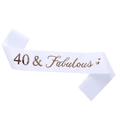 Fascia in raso bianco con scritta oro rosa 40 & Fabulous per feste di 40 anni - 40 & Fabulous - Testo Oro Rosa (AL-653927831552)