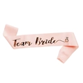 Team Bride Schärpe aus zartrosa Satin mit roségoldener Folienprägung und Diamantring - Team Bride Champagner Mit Roségold Beschriftung