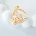 Vue macro de la bague feuille dorée avec design ouvert et texture de feuille détaillée - Bague Feuille (JZ001)