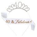 Dettaglio set 40 compleanno con corona di strass e fascia bianca 40 & Fabulous in oro - Set Argento 40 Anni