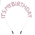 Vue détaillée du serre-tête d'anniversaire rose scintillant avec lettrage 'IT'S MY BIRTHDAY' - Rose