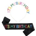 Dettaglio del cerchietto colorato in metallo IT'S MY BIRTHDAY e fascia in raso nero - Base Nera Stile Colorato 1
