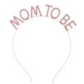 Dettaglio del cerchietto Mom To Be con strass rosa e metallo dorato per baby shower - Rosa