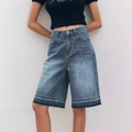 Hoch taillierte lockere Damen-Jeans-Shorts in Dunkelblau mit ausgefranstem Saum und Kontrast - S / Mittelblau & Weiß
