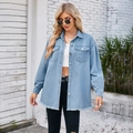 Détail d'une chemise en jean bleu clair avec revers classique et ourlet effiloché - S / Bleu clair