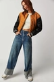 Detail des breiten Saumaufschlags an Vintage-Jeans und brauner College-Jacke für Damen - S / Dunkelblau