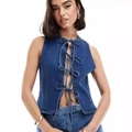 Gilet di jeans blu scuro senza maniche con quattro fiocchi e design traforato - S / Blu
