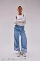 Detailansicht hellblauer Weitbein-Jeans mit großem Umschlag am Saum und Denim-Struktur - S / Hellblau