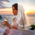 Velo de novia blanco con bordado de perlas y texto Bride To Be al atardecer en la playa - Estilo de Bordado de Perlas (TS012)
