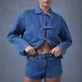 Ensemble denim femme avec veste à nœuds et short taille haute en bleu classique - S / Bleu