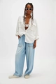 Detail der hellblauen Wide-Leg-Jeans mit elastischem hohem Bund und großen aufgesetzten Taschen - S / Hellblau
