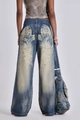 Dettaglio di jeans a gamba larga con stampa di ali d'angelo gialle sulle tasche posteriori - S / Blu