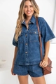 Detailweergave van de denim dameset met shirt met korte mouwen, zakken en shorts met hoge taille - S / Donkerblauw