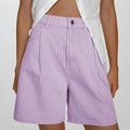 Damen High-Waist-Shorts mit lavendelfarbenen Streifen und silbernem Metallknopf - S / Hellviolett