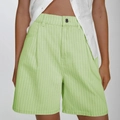 Damen-Denim-Shorts mit hoher Taille, hellgrünen Streifen, lockerer Passform und Metallknopf - S / Hellgrün